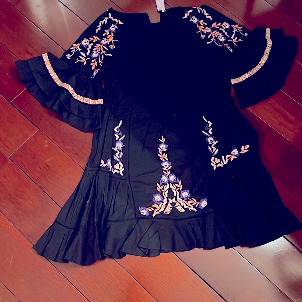 Black Dress with embroidery; fashionable sleeves; sewn-in slip; Size Small